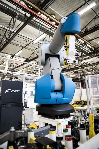 ROBOTER, DIE MIT MENSCHEN ZUSAMMENARBEITEN: BEI FPT INDUSTRIAL IST DIE FABRIK 4.0 DANK DER ZUSAMMENARBEIT MIT COMAU BEREITS WIRKLICHKEIT GEWORDEN